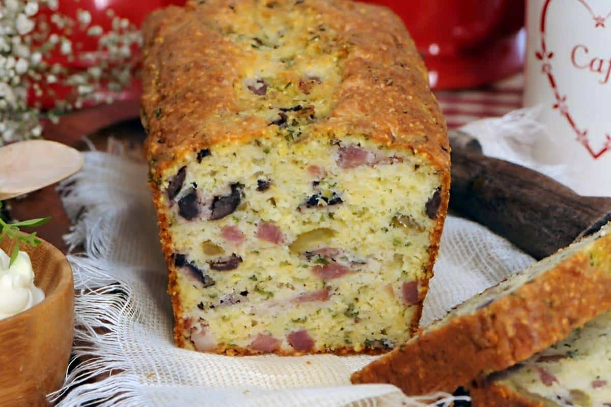 Pão recheado de minuto com linguiça calabresa e azeitonas delicioso e perfeito para o lanche