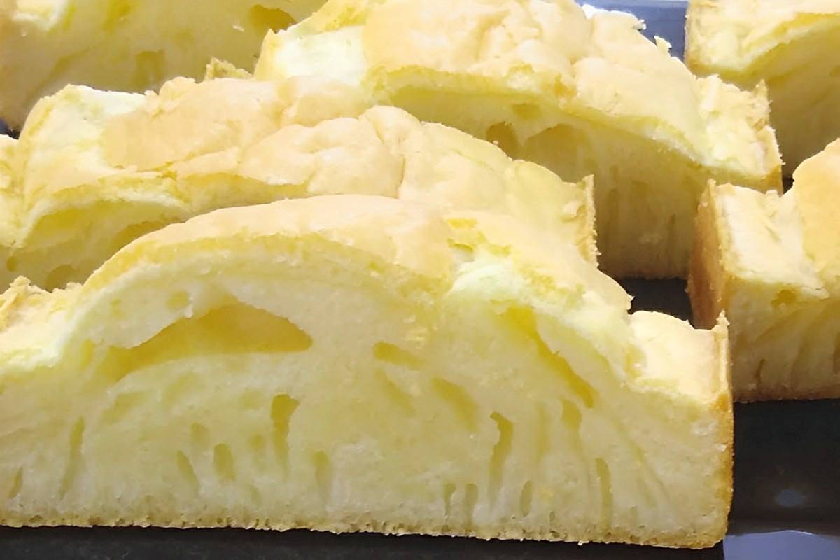 Misturei 2 ovos e tapioca e fiz essa delícia de pãozinho para comer no café