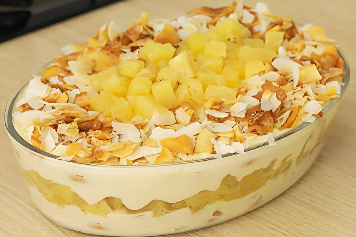 Pavê de abacaxi com coco simples e delicioso a sobremesa perfeita para o feriado prolongado