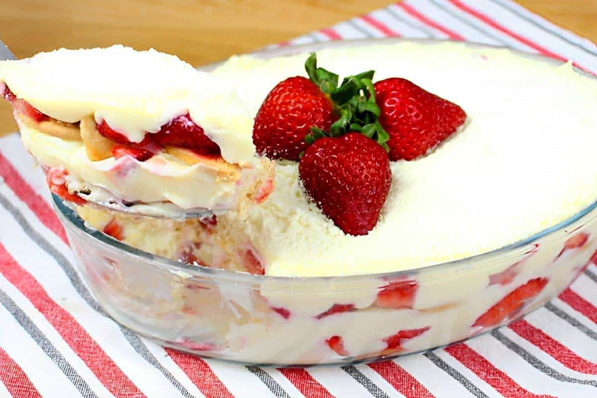 Pavê de leite ninho com morango delicioso e fácil de fazer para servir no feriado prolongado