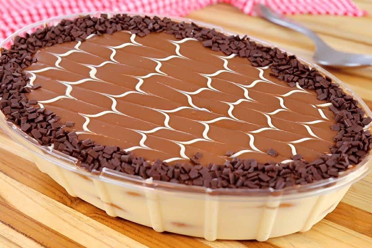 Pavê tradicional com biscoito champagne com cobertura de chocolate perfeito para a páscoa