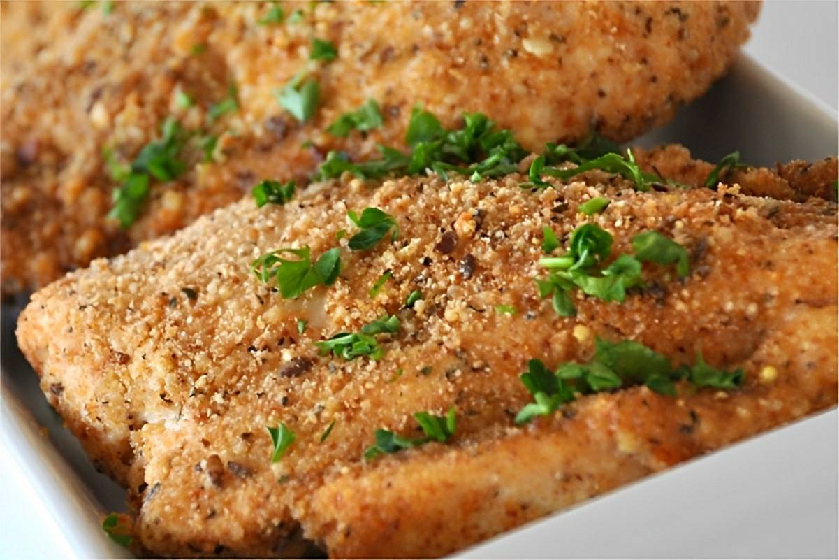 Peito de frango à milanesa feito no forno sem óleo muito gostoso e saudável