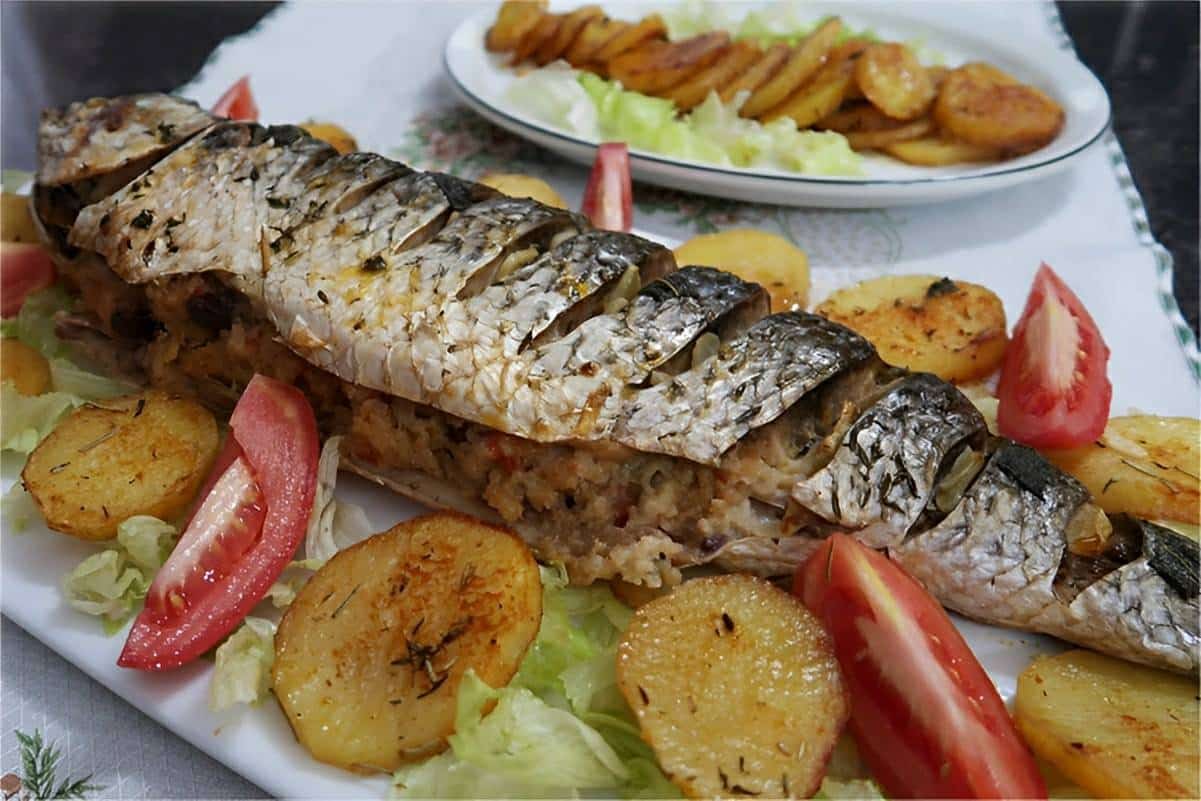 Peixe assado recheado com farofa que não suja a sua forma e fica maravilhoso