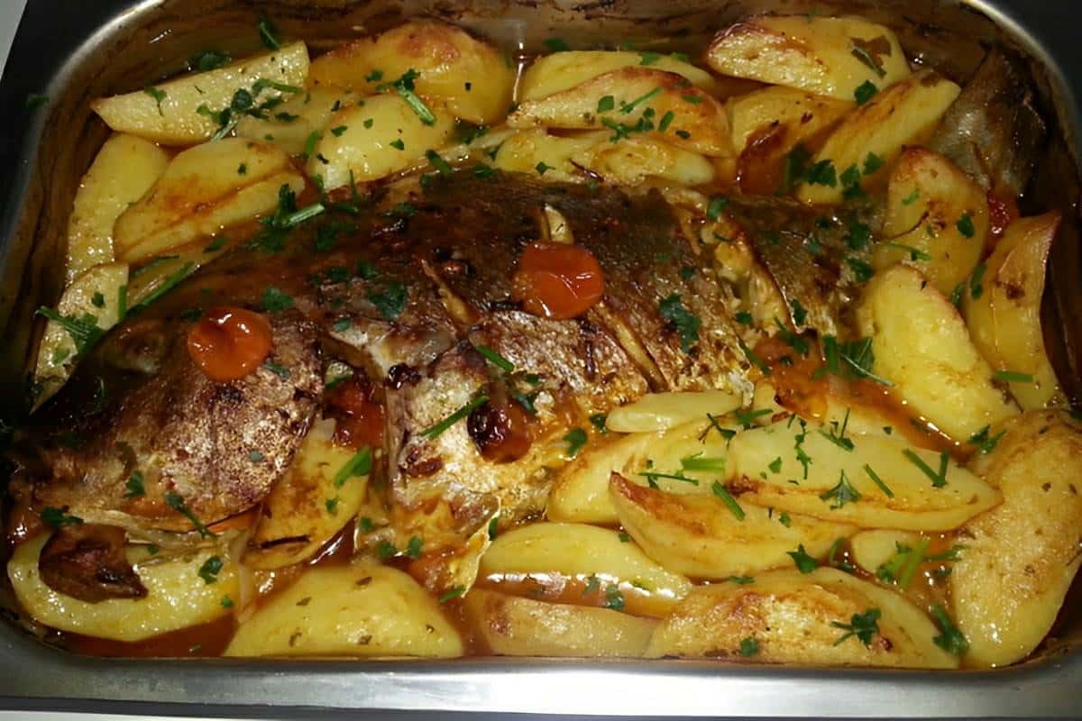 Peixe assado com batatas delicioso suculento e muito fácil de preparar
