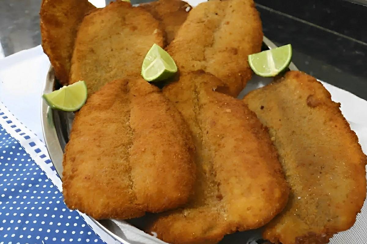 Peixe frito crocante e sequinho empanado com biscoito água e sal vale a pena experimentar