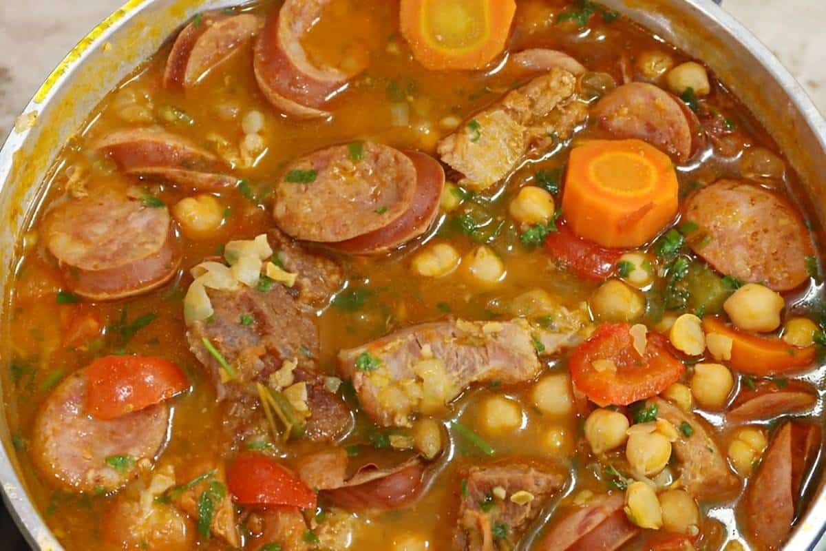 Puchero ou grão de bico completo um prato de origem espanhola muito saboroso e suculento