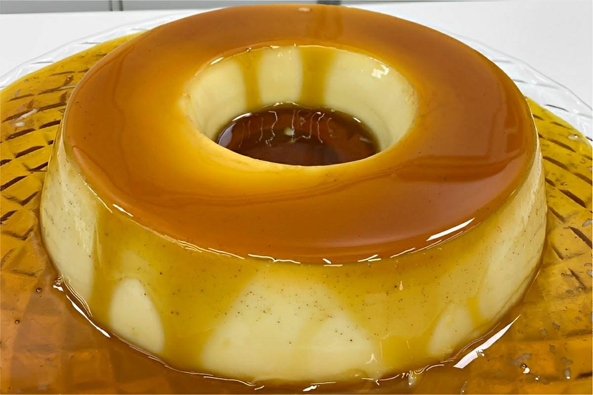 Misturei 2 ingredientes que tinha no armário e fiz um delicioso pudim sem ovos de 2 ingredientes