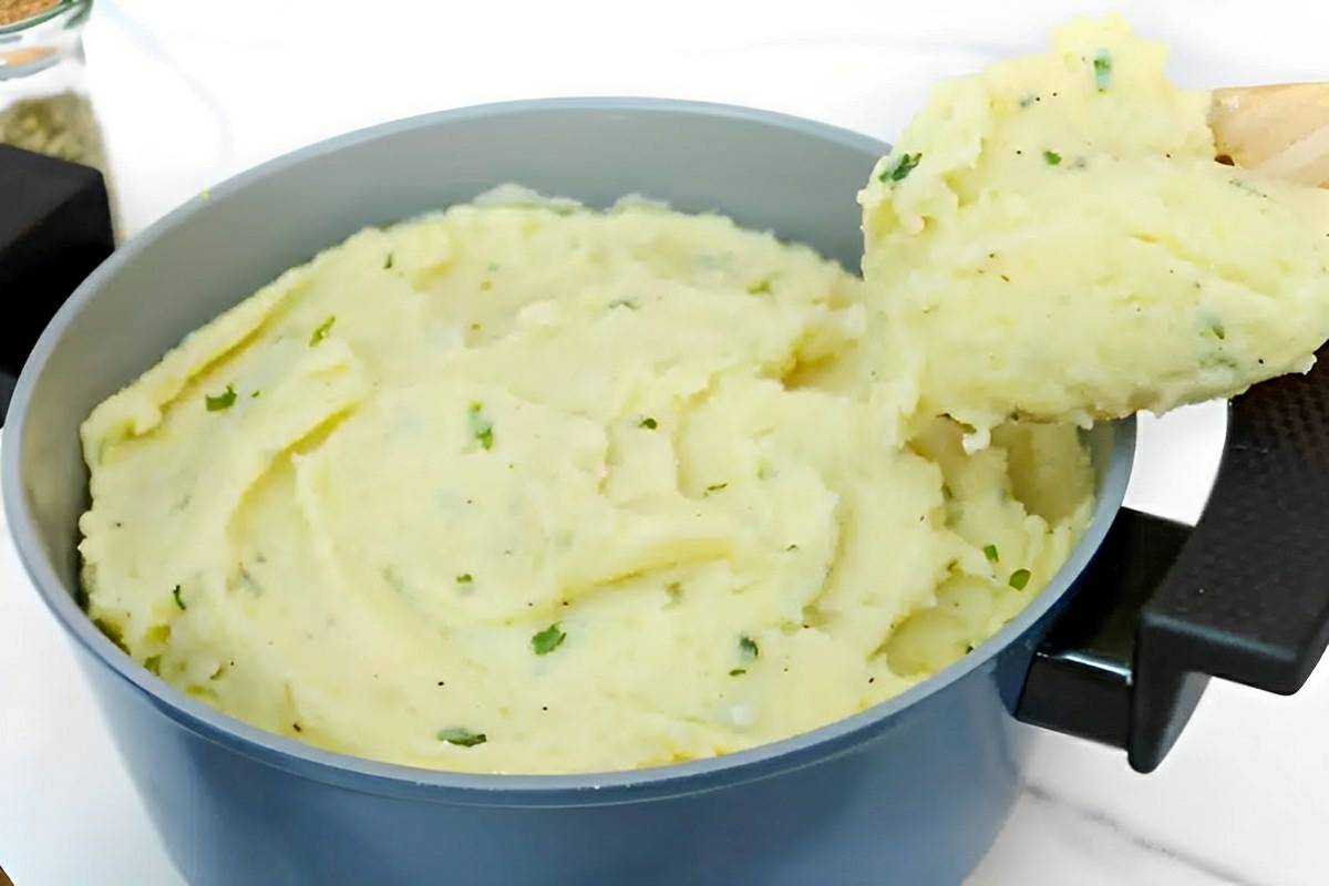 Esse é o melhor purê de batatas que já comi na minha vida ele tem um truque incrível