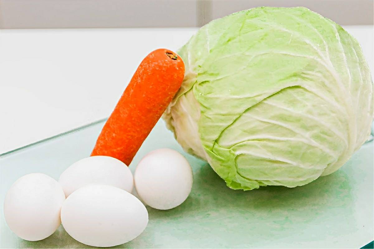 Substitui meu jantar por essa receita de repolho com ovos e perdi peso