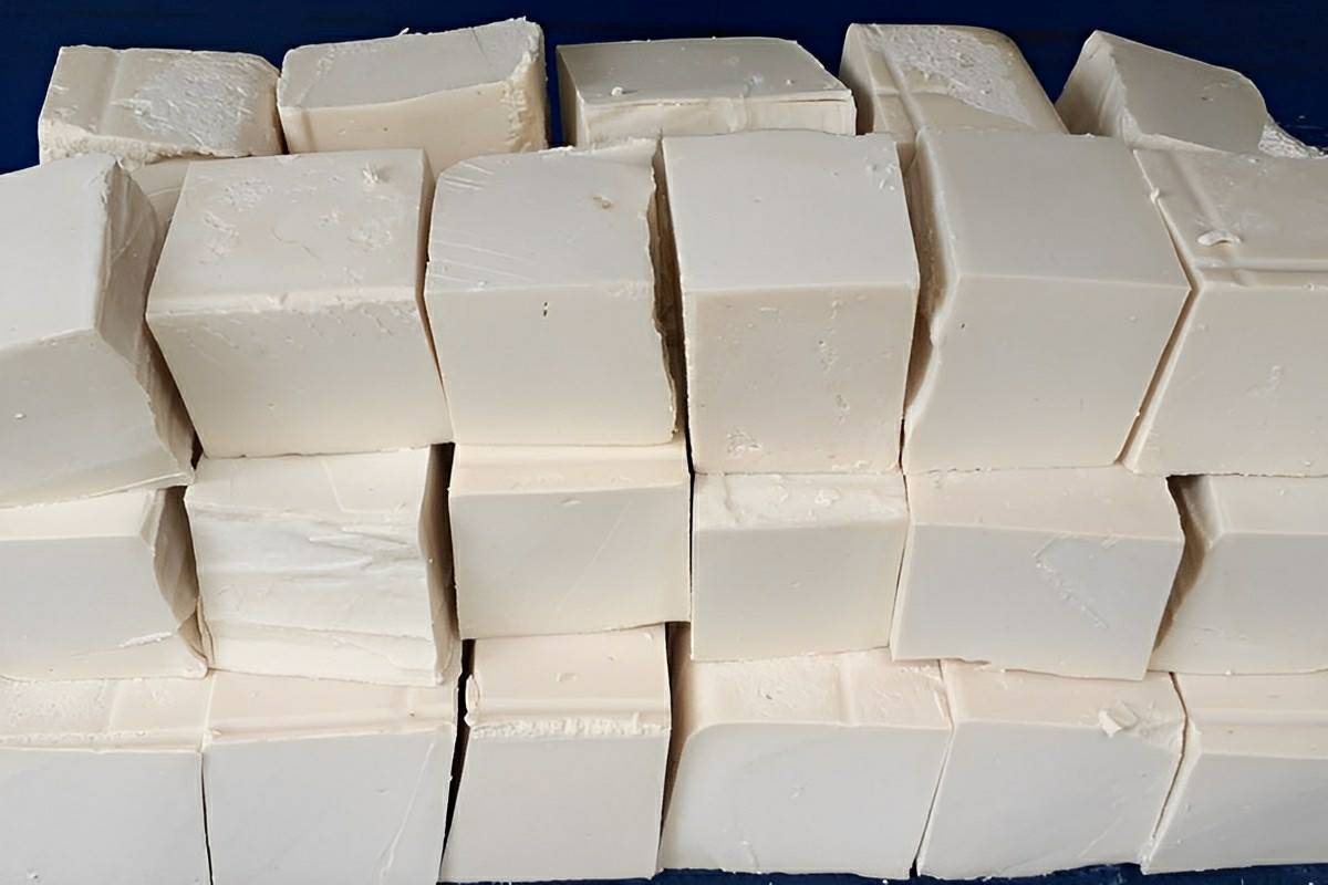 Sabão caseiro feito com óleo de cozinha usado um sabão muito forte que limpa sem esforço