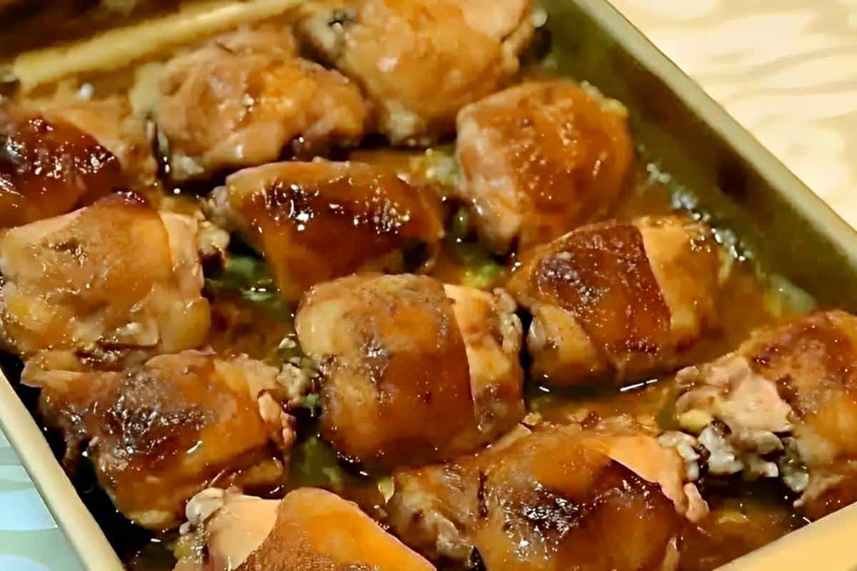 Sobrecoxa de frango assada no forno com tempero caipira fácil e delicioso