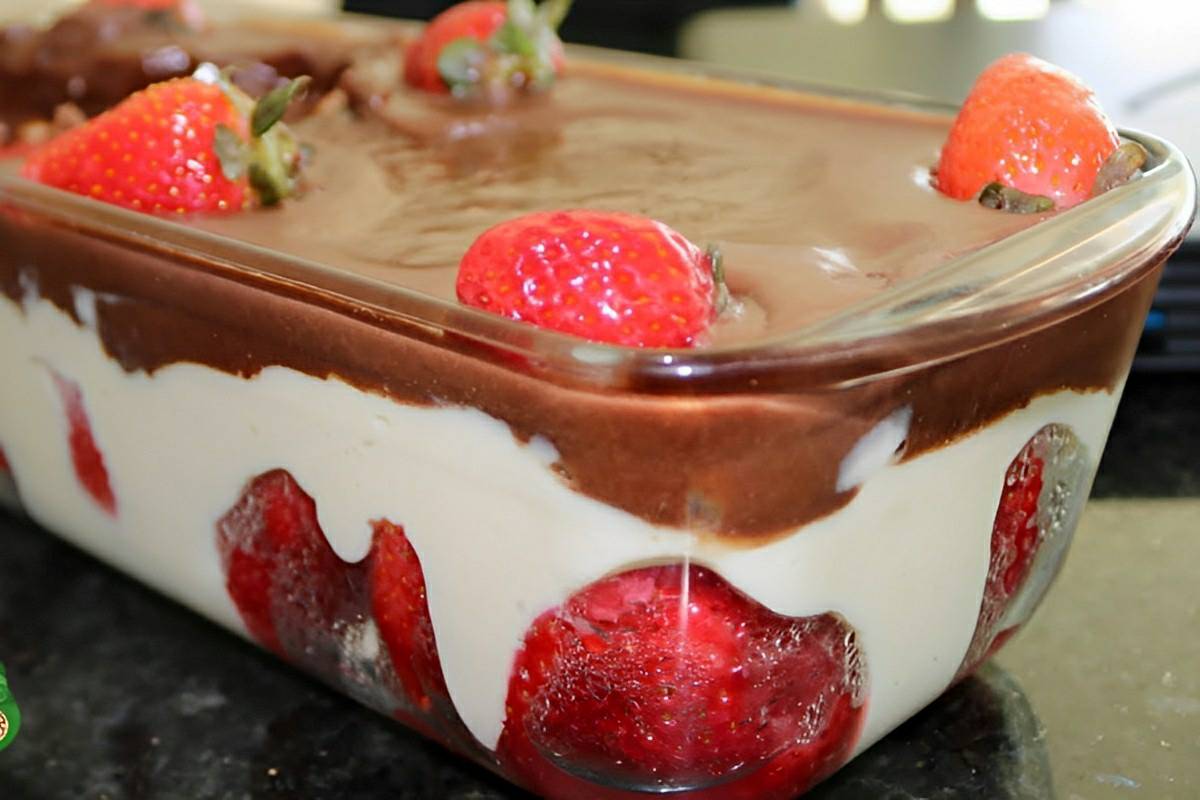 Sobremesa de chocolate com morango simples e deliciosa para a Páscoa