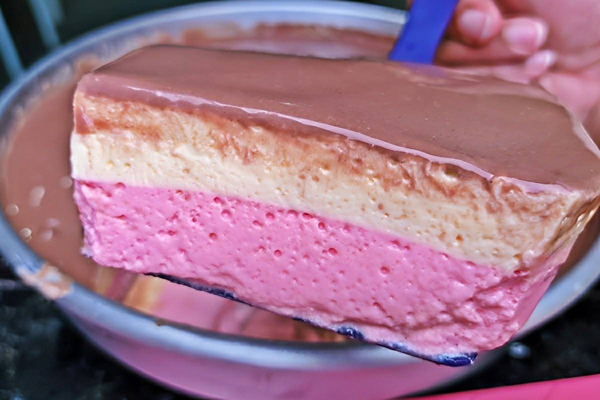 Sobremesa de liquidificador com cobertura de chocolate uma sobremesa perfeita para a páscoa