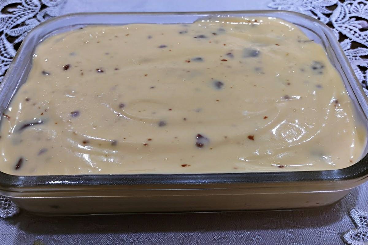 Bati leite condensado no liquidificador misturei chocolate e fiz uma sobremesa de páscoa maravilhosa