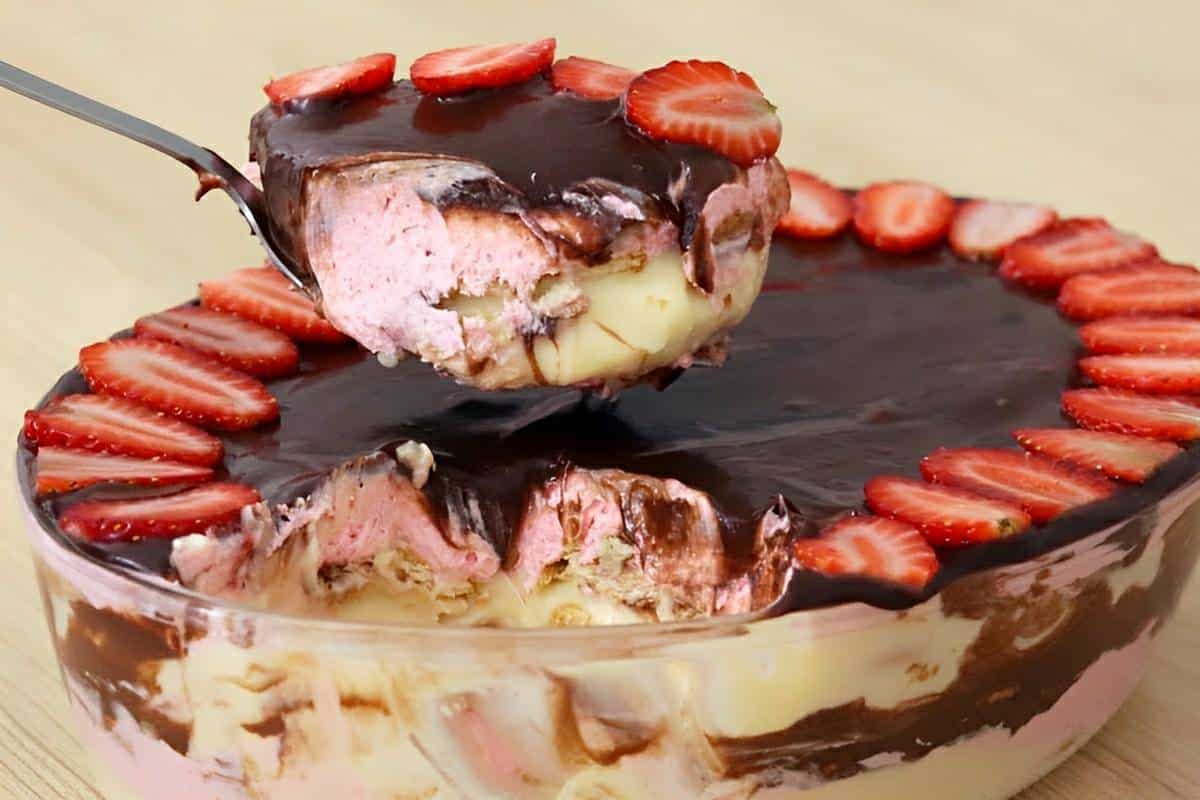 Sobremesa gelada de leite ninho com morango perfeita para o fim de semana