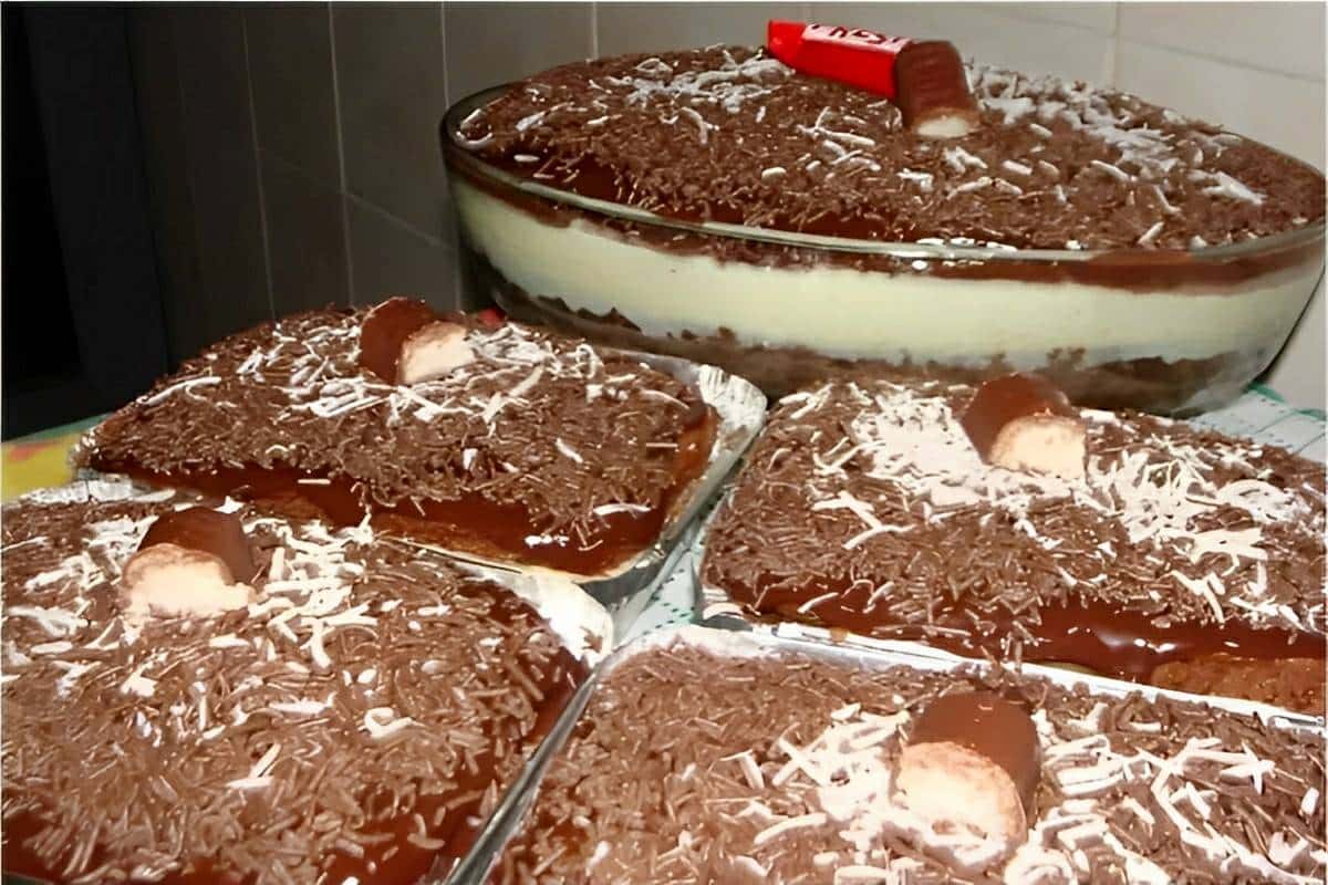 Sobremesa bombom prestígio de travessa gelado um creme de coco cremoso com ganache de chocolate na travessa