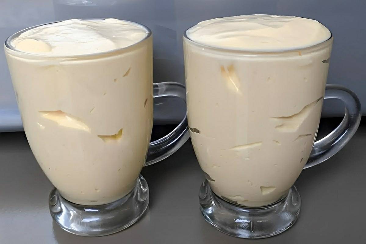 Bati leite condensado com creme de leite e fiz uma sobremesa simples que não vai ao fogo nem geladeira