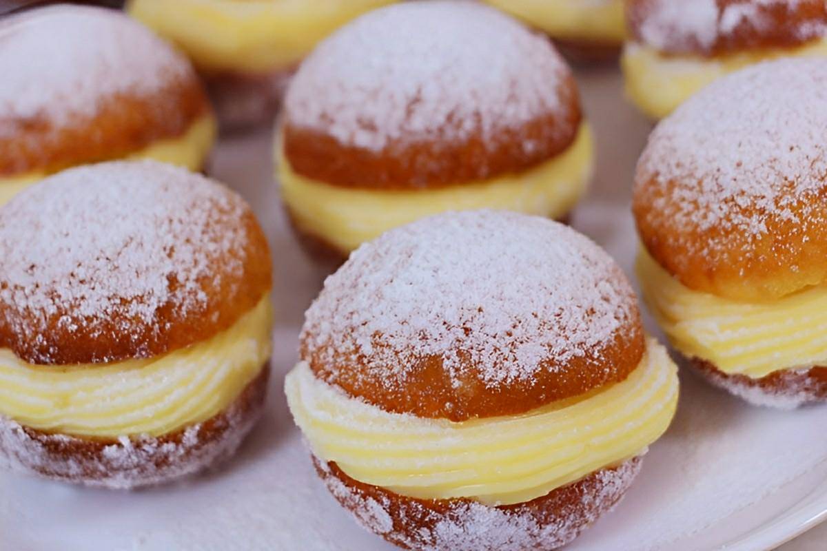 Sonho de padaria com massa fofinha e recheio que derrete na boca perfeito para a hora do café