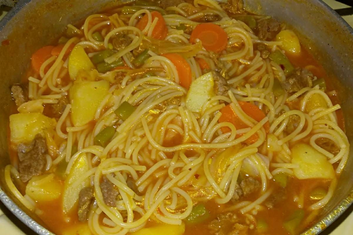 Sopa de macarrão com legumes e carne simples e perfeita para o jantar dos dias mais frios