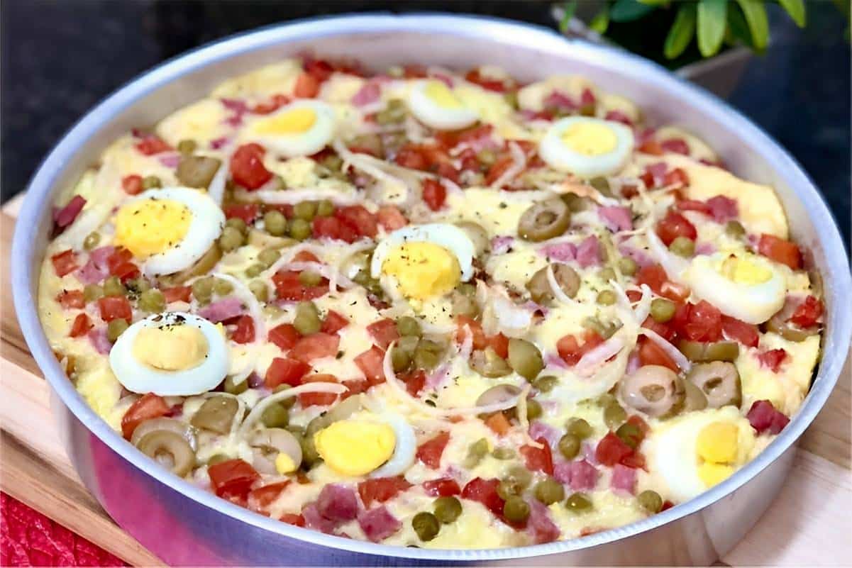 Torta portuguesa com ovos cozidos presunto azeitona ervilha e tomate deliciosa e fácil de fazer