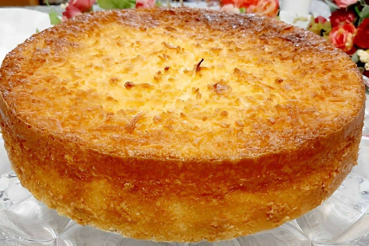 Torta de coco simples e deliciosa basta bater os ingredientes no liquidificador misturar o coco e assar