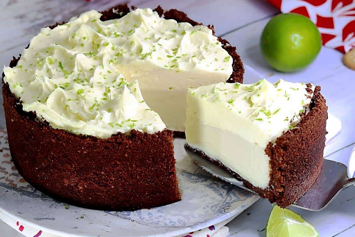 Torta de limão fácil e deliciosa com massa de chocolate e recheio de 3 ingredientes