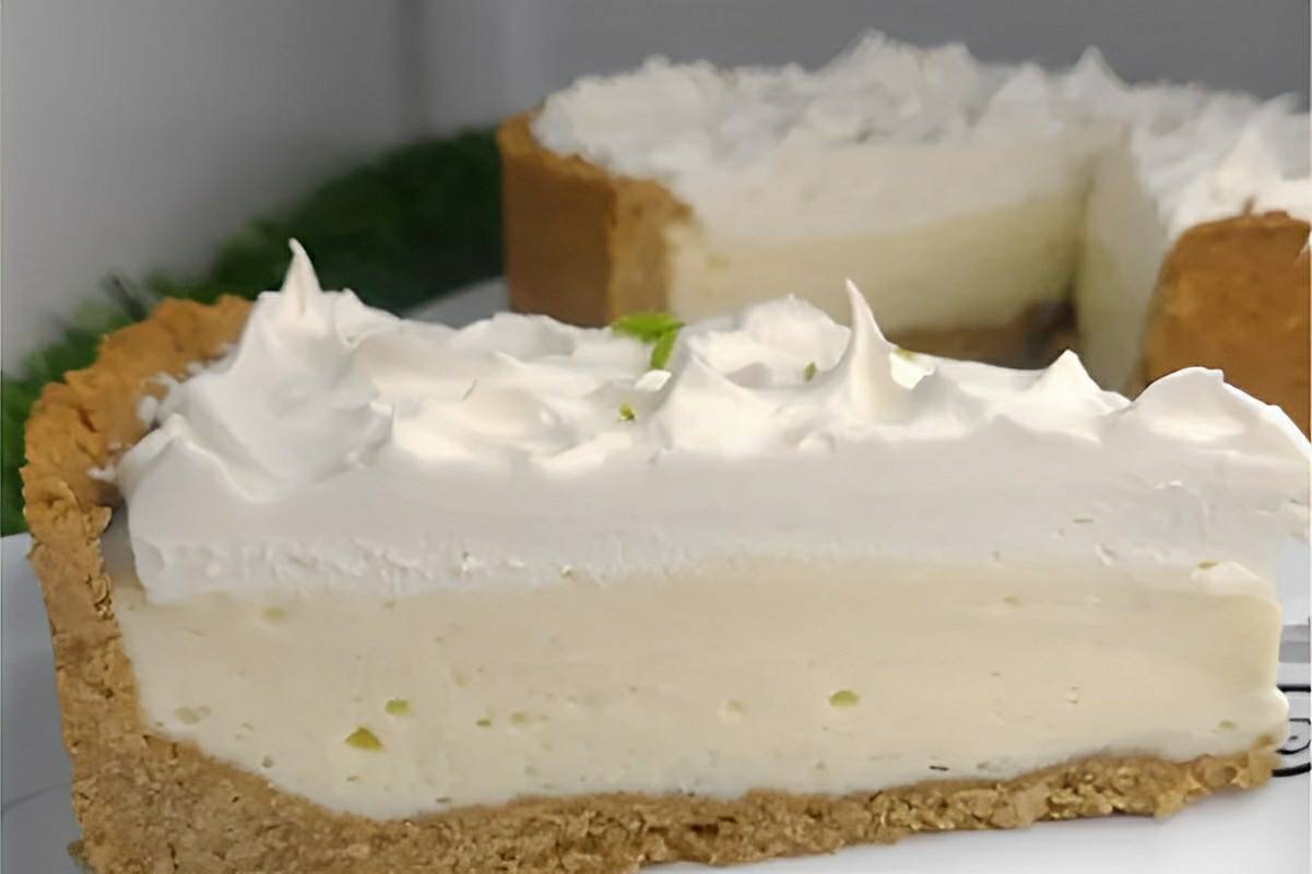 Torta de limão com a fruta a massa desmancha na boca e o recheio é um mousse delicioso