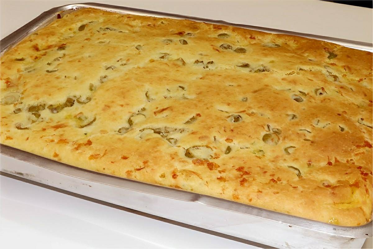 Torta de liquidificador com massa que desmancha na boca e recheio de frango