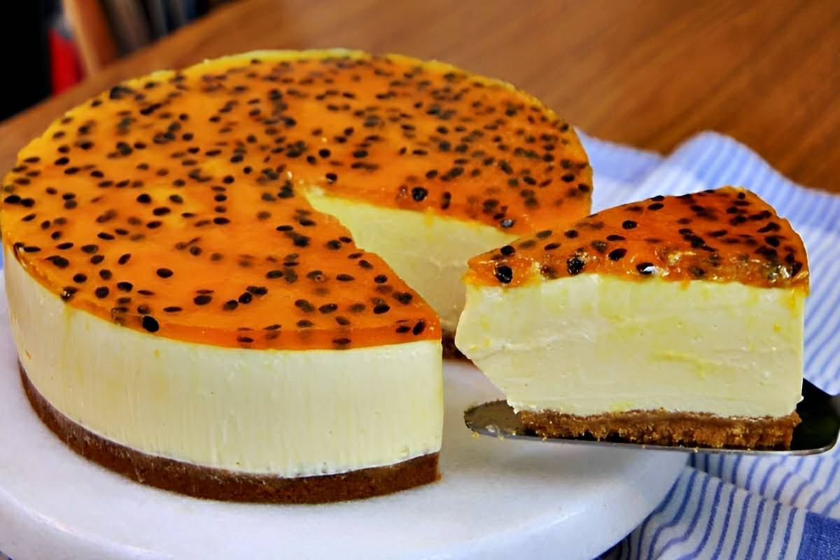 Torta de maracujá cremosa com calda uma sobremesa deliciosa e fácil de preparar