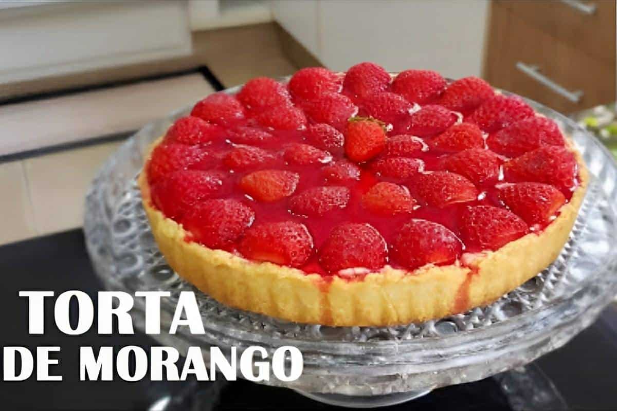 Torta de morango com cobertura de gelatina a sobremesa perfeita para o feriado prolongado
