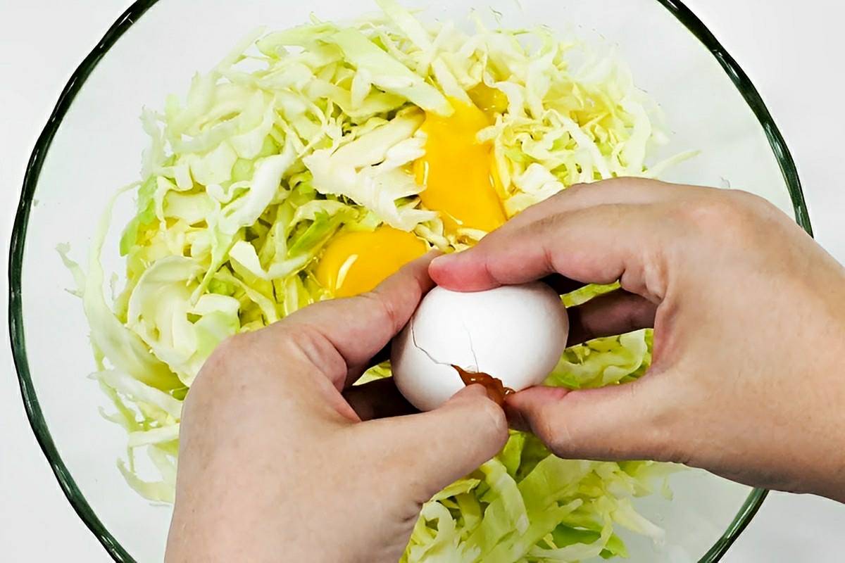 Quebrei ovos no repolho e o resultado foi uma torta de repolho maravilhosa