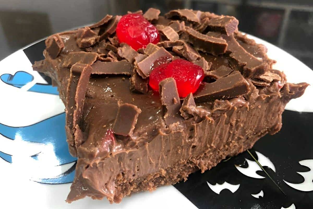 Torta gelada de chocolate ultra cremosa e saborosa a sobremesa perfeita para o feriado prolongado
