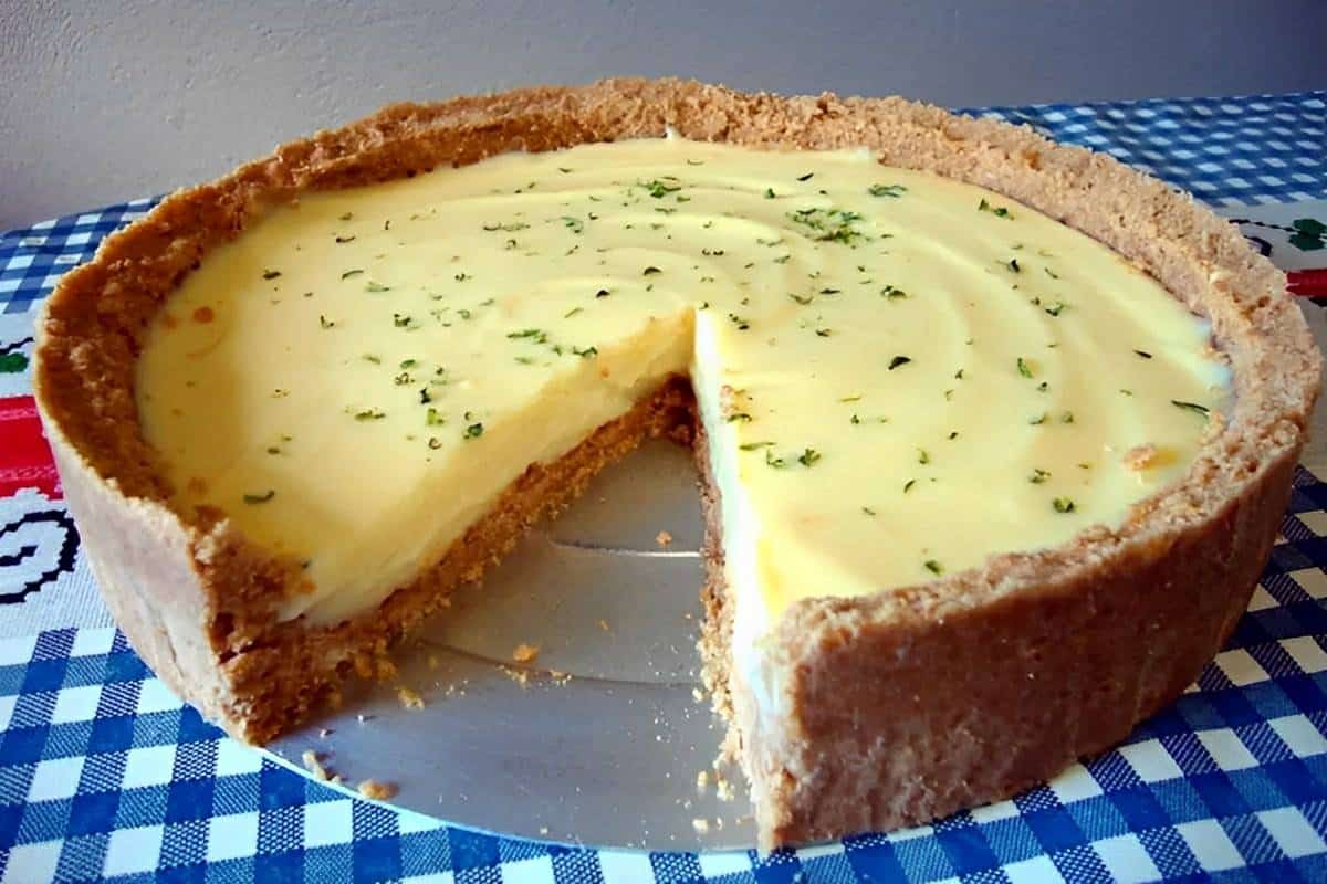 Torta mousse de limão com massa de biscoito que desmancha na boca e recheio de mousse
