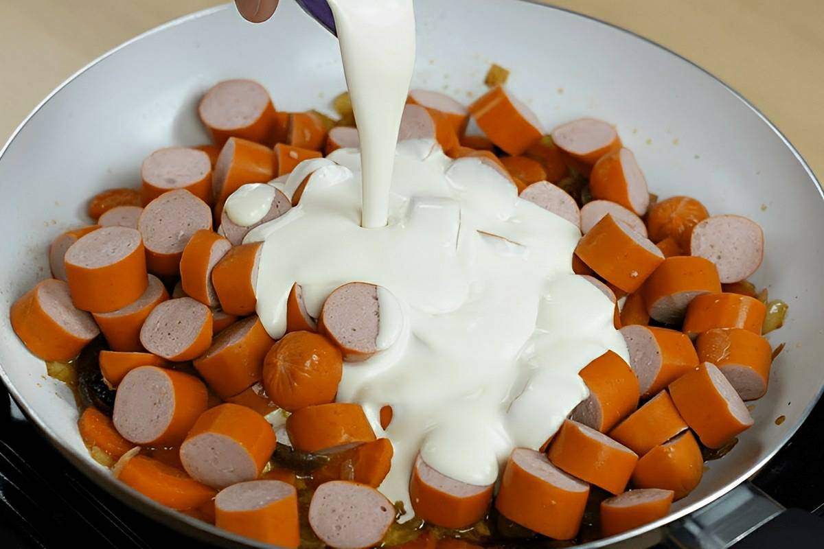 Almoço completo com salsicha delicioso diferente e perfeito para a sua refeição