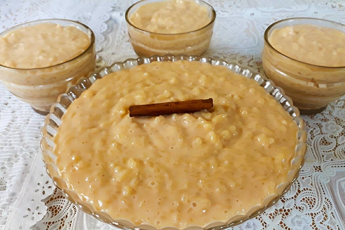 Arroz doce com açúcar queimado cremoso saboroso e perfeito para a sobremesa dos dias mais frios