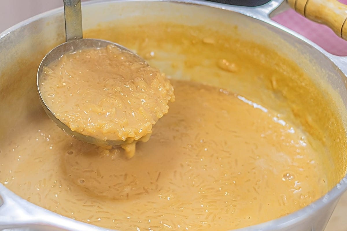 Misturei açúcar derretido no arroz e fiz um arroz doce caramelado cremoso e delicioso para a sobremesa