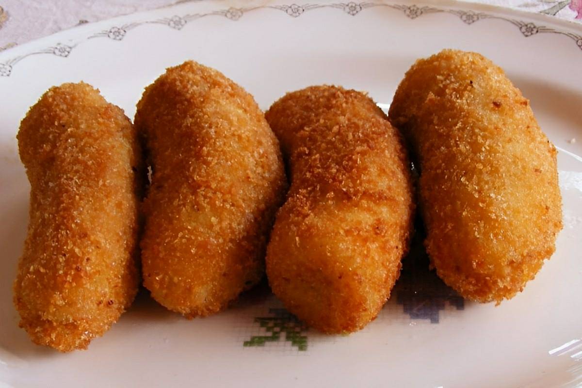 Banana empanada frita de restaurante crocante por fora e derretendo por dentro