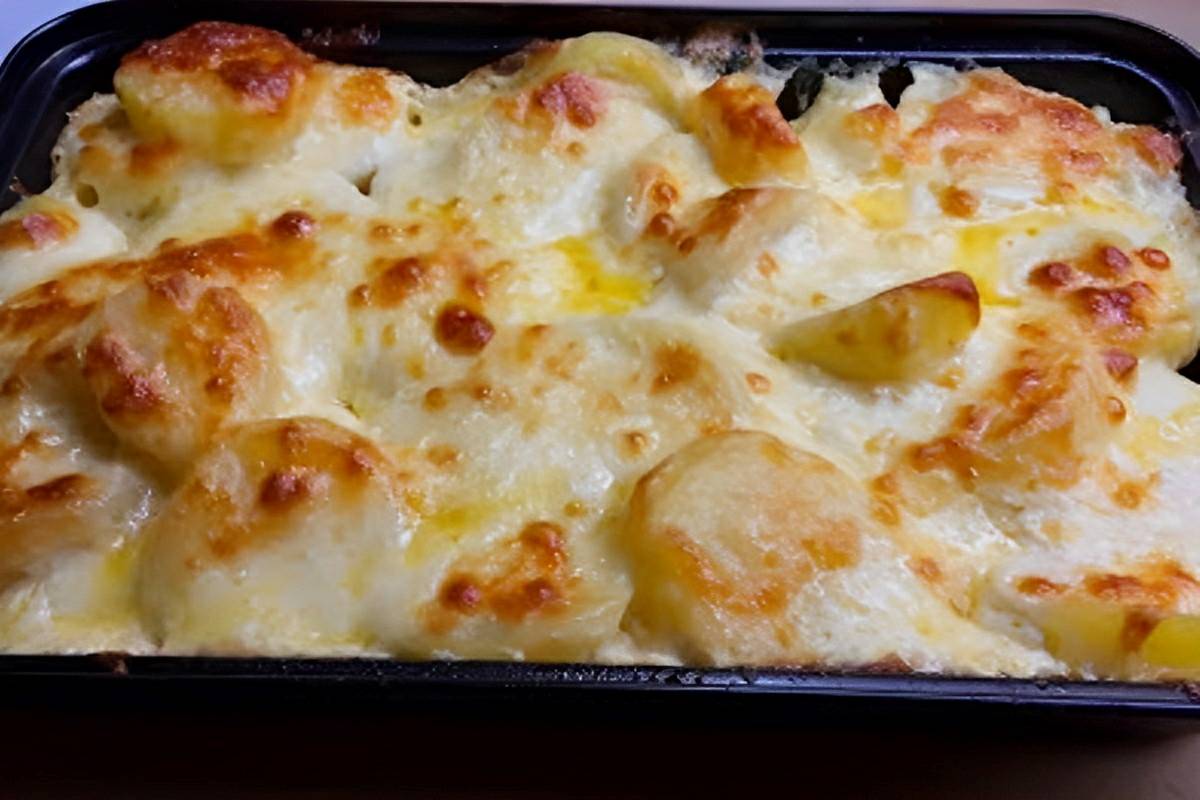 Batata assada gratinada muito fácil e deliciosa sem molho branco