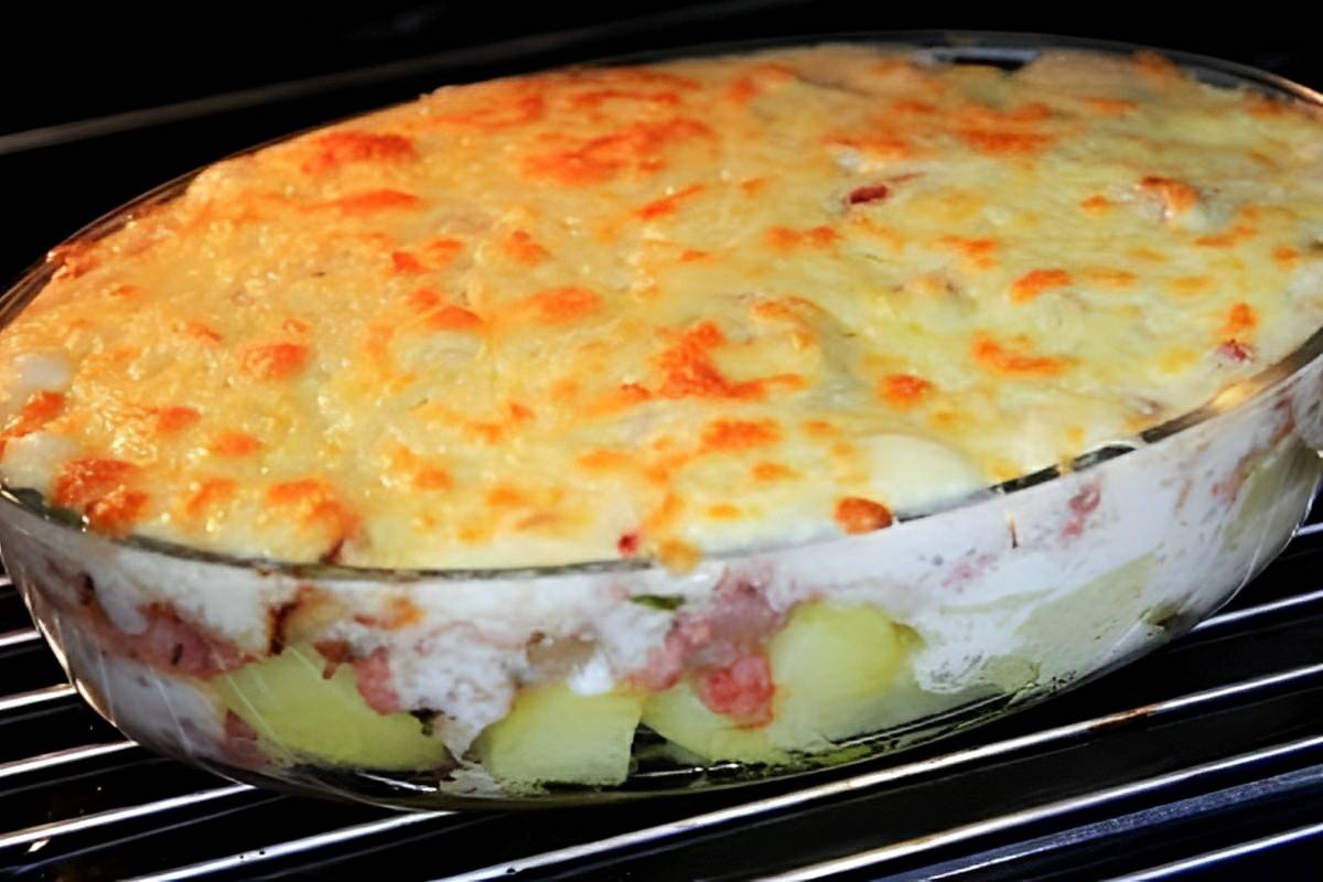 Batata cremosa de forno com linguiça um prato único completo e delicioso para o almoço em família