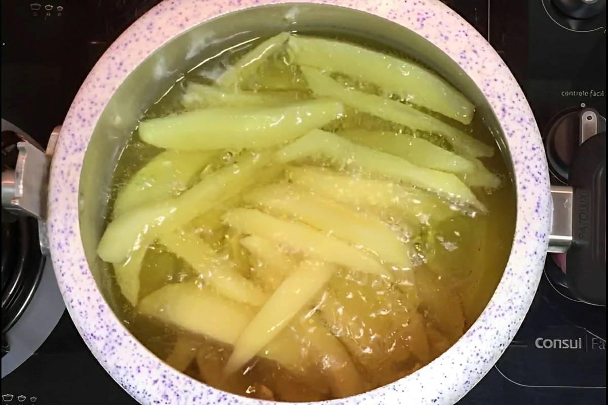 Batata frita na panela de pressão crocante sequinha e muito mais rápida de preparar