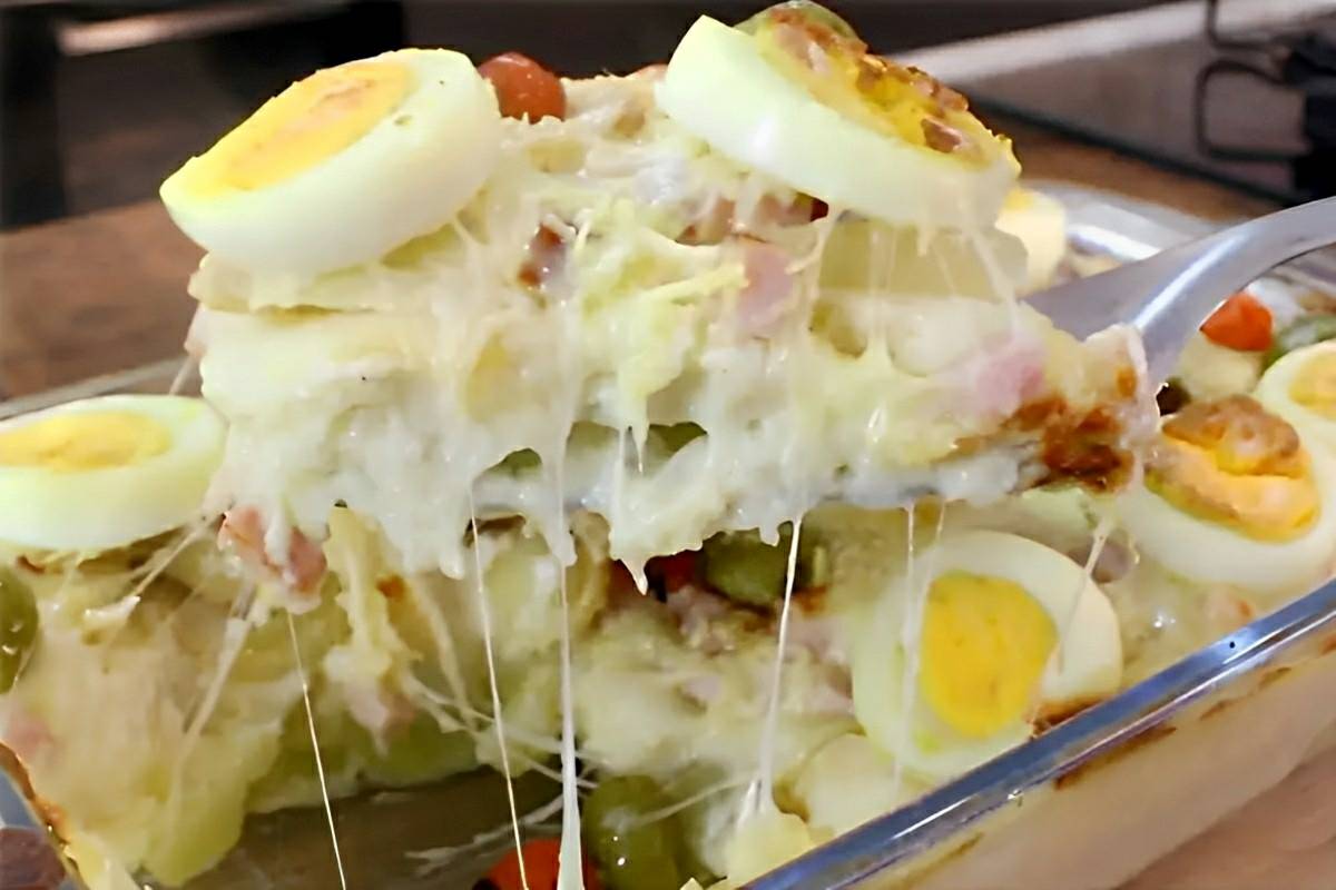 Batata portuguesa de forno com queijo presunto e ovos cozidos perfeita para o seu almoço ou jantar