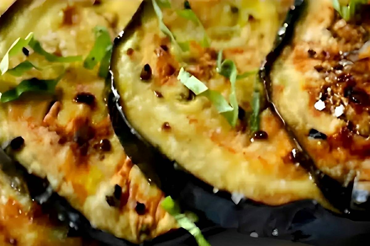 Berinjela assada para fazer no forno ou na AirFryer uma entrada rápida e deliciosa para sua refeição
