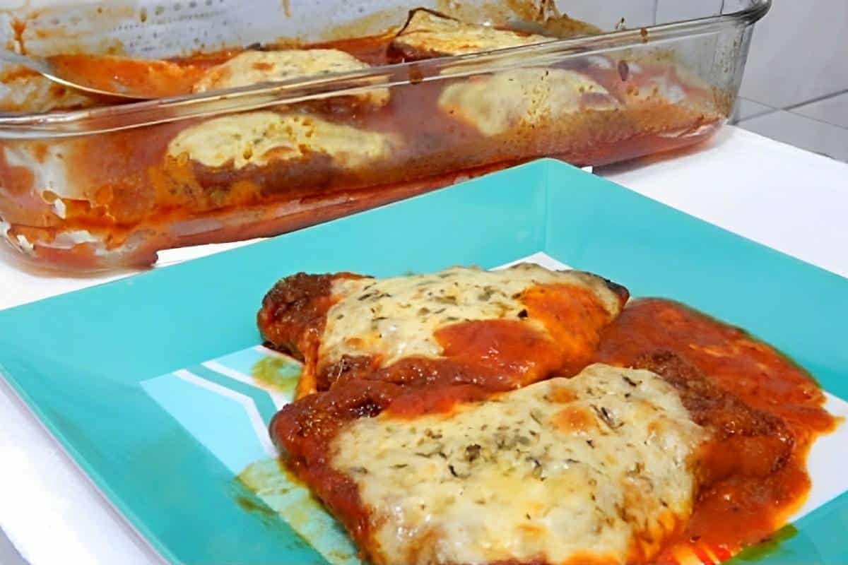 Bife à parmegiana suculento delicioso e fácil de fazer para servir no almoço de dia das mães