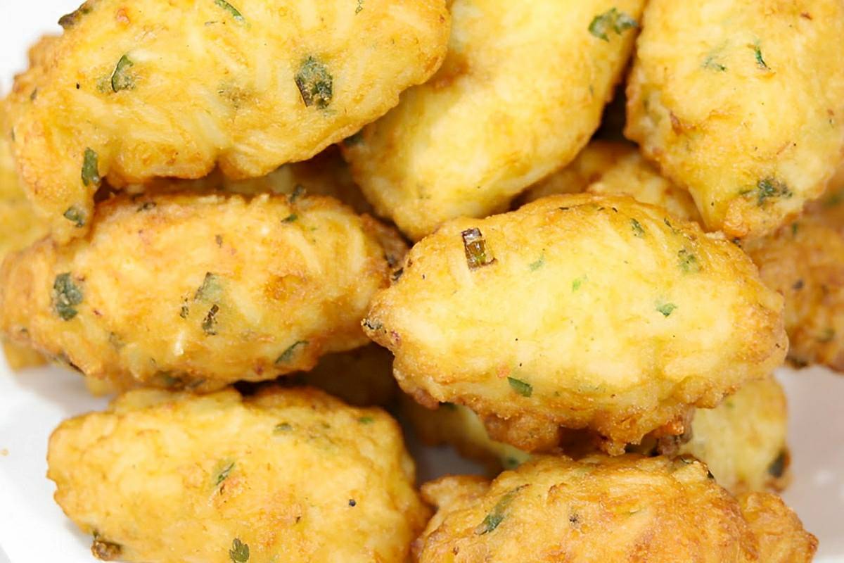 Bolinho de arroz simples e prático feito com arroz que sobrou de ontem fica uma delícia