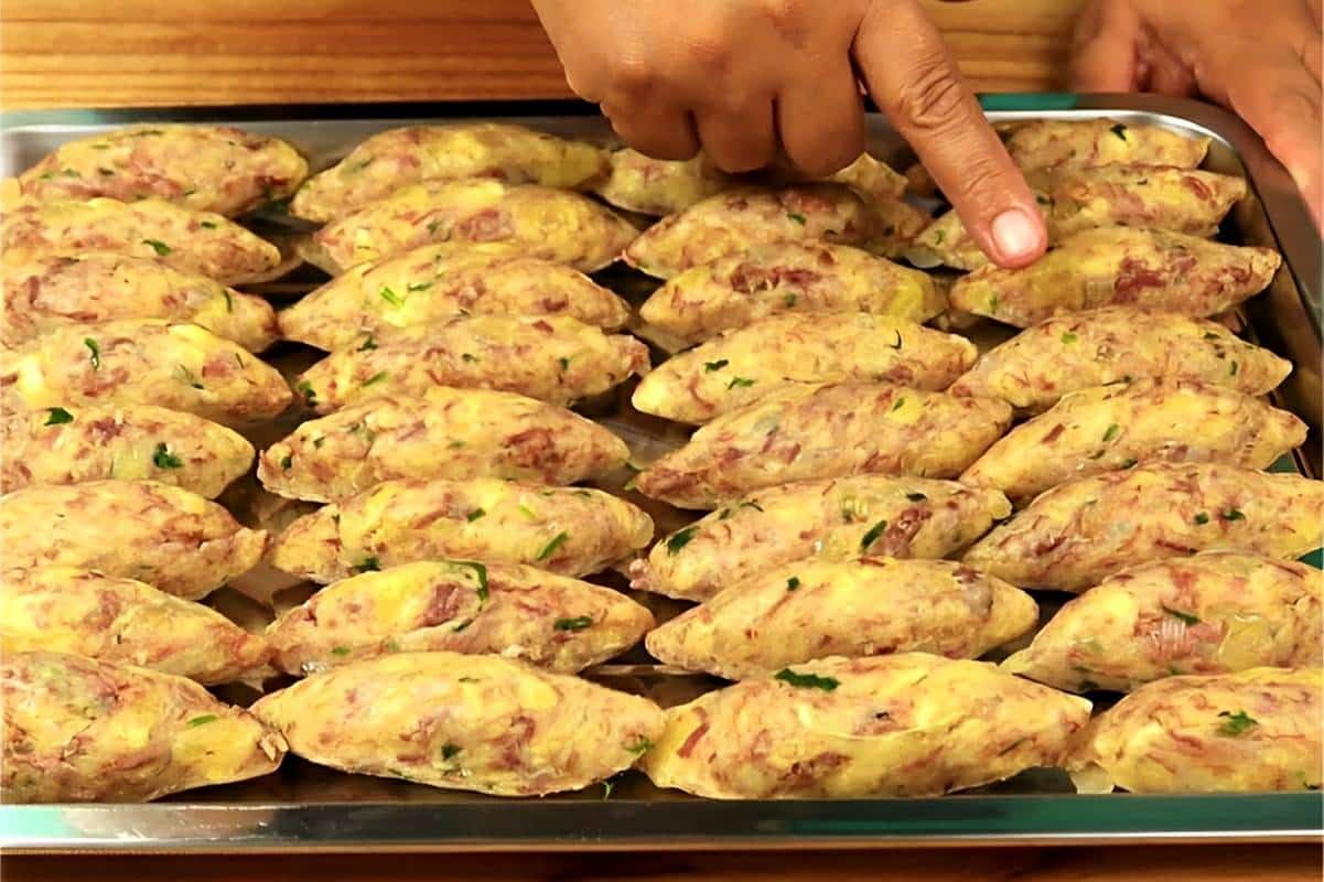 Bolinho de mandioca com carne seca sequinho delicioso e feito com poucos ingredientes