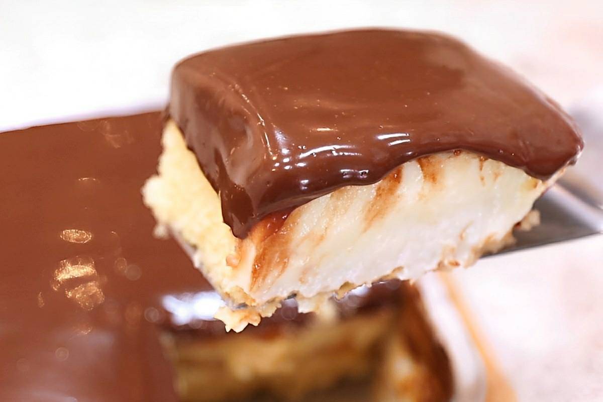 Bolo cremoso com ganache de chocolate você nunca comeu nada igual derrete na boca