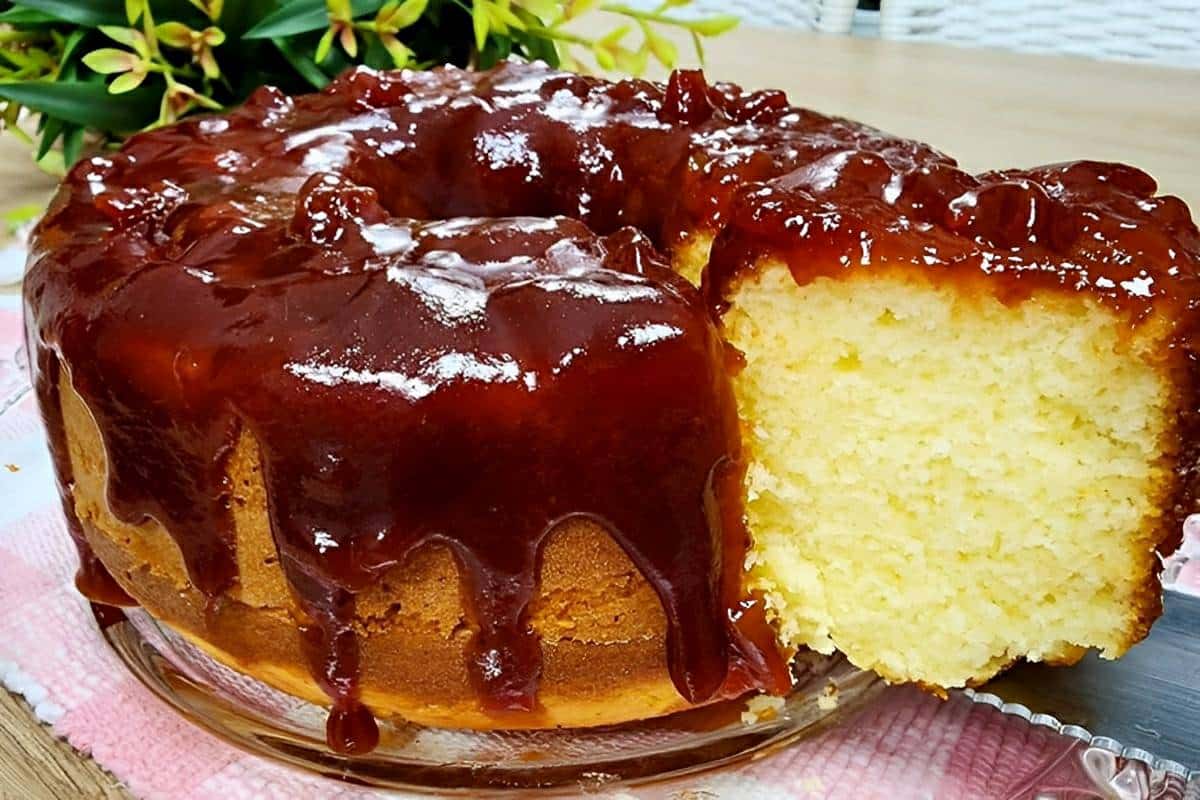 Bolo 2 amores um bolo de queijo fofinho com cobertura de goiabada cremosa perfeito para o lanche