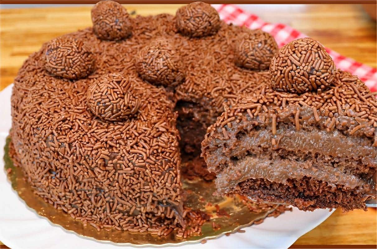 Bolo brigadeiro gelado molhadinho e delicioso perfeito para a sua festinha ou comemoração