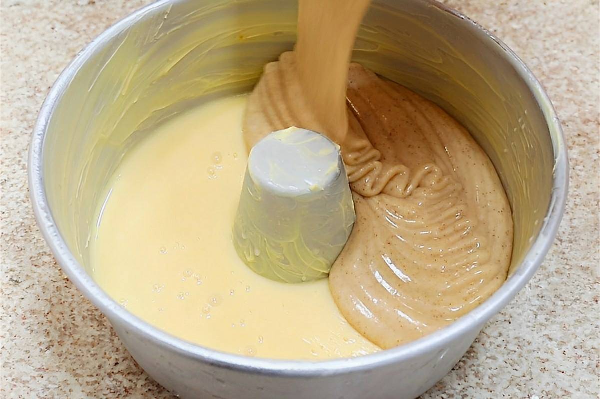 Joguei o bolo no leite condensado e você não vai acreditar ele virou um bolo churros invertido