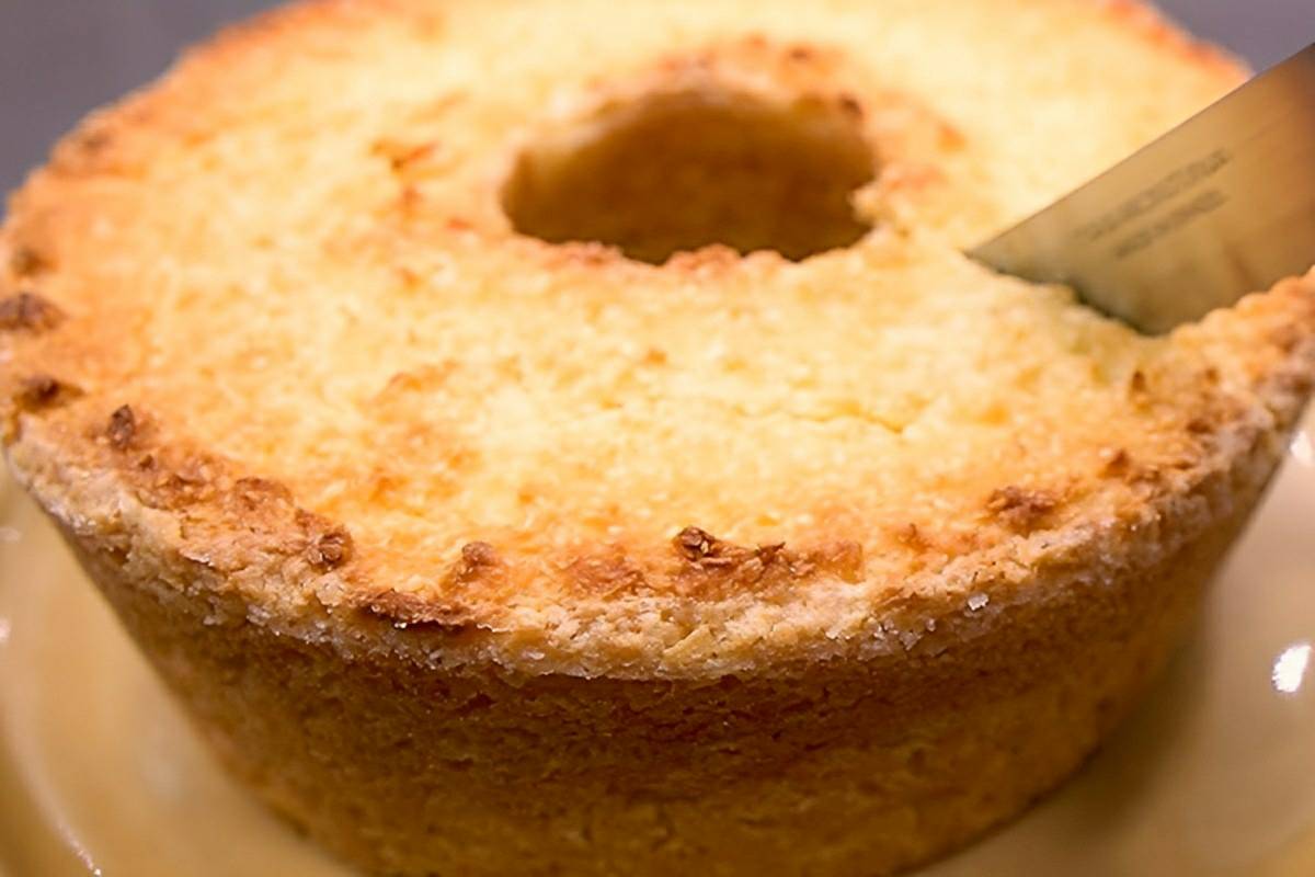 Bolo cocada sem farinha de trigo fácil de fazer e delicioso é só misturar os ingredientes e assar
